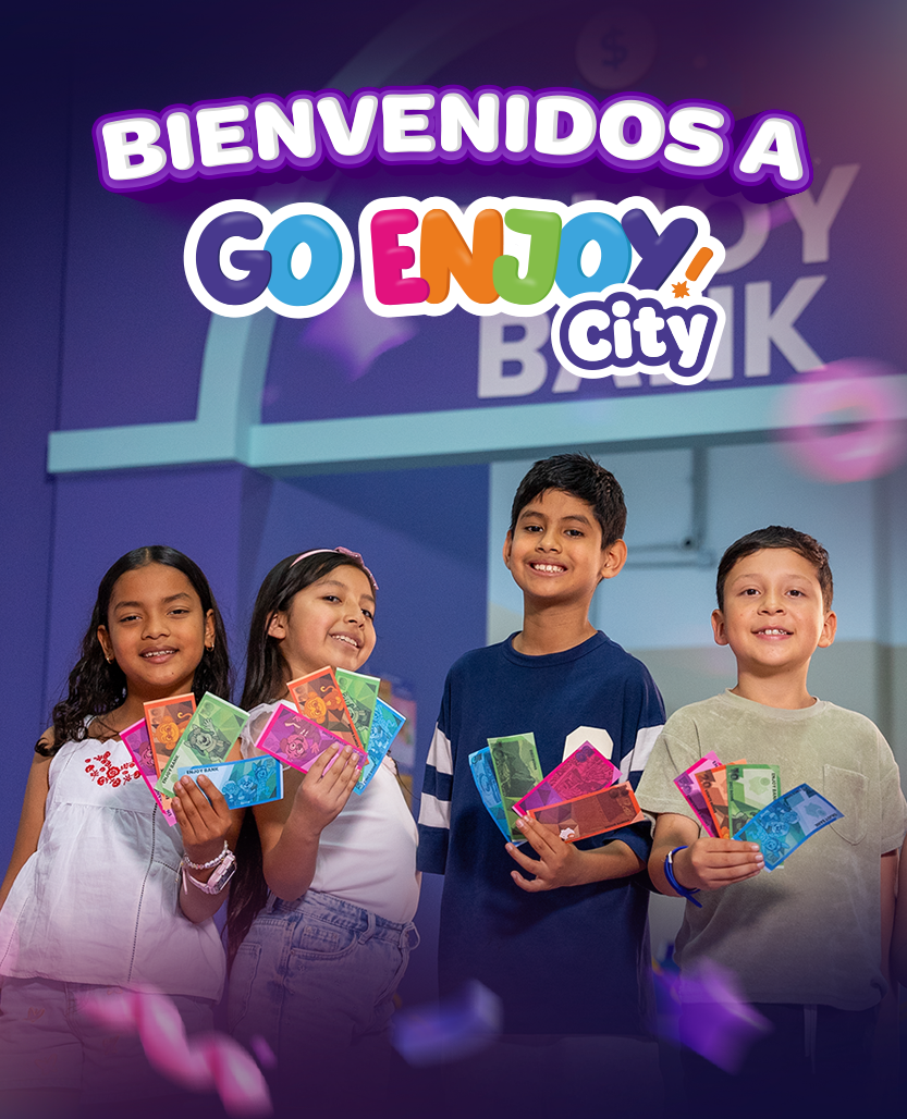 Niño disfrazado de banquero en Go Enjoy City